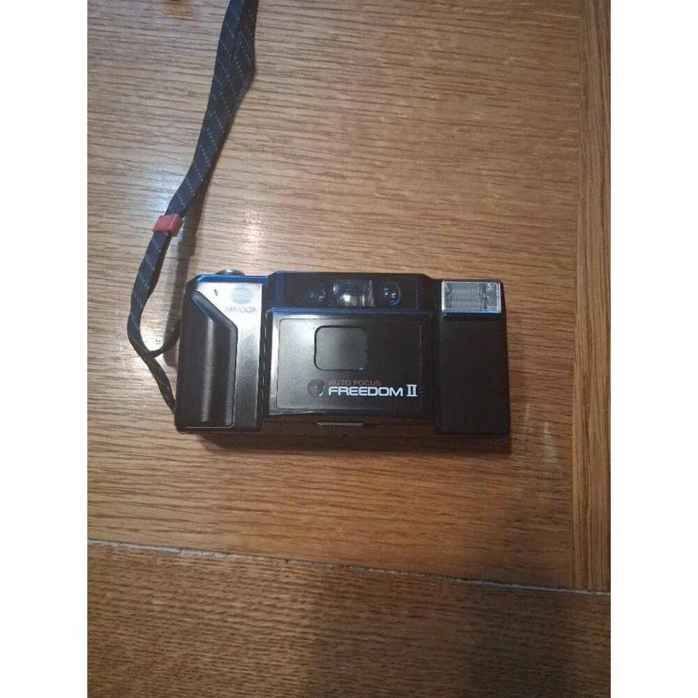 Minolta Freedom II Point & Shoot 35mm Film Camera works, battery won't latch